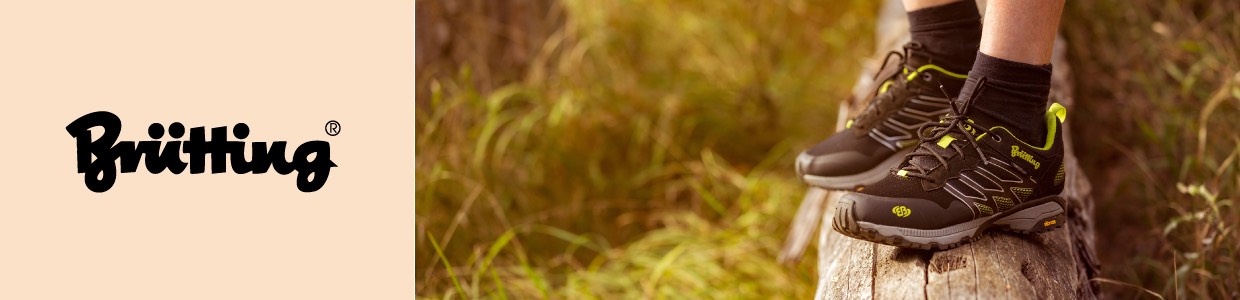 BrÃ¼tting Schuhe auf Holzbalken im Wald