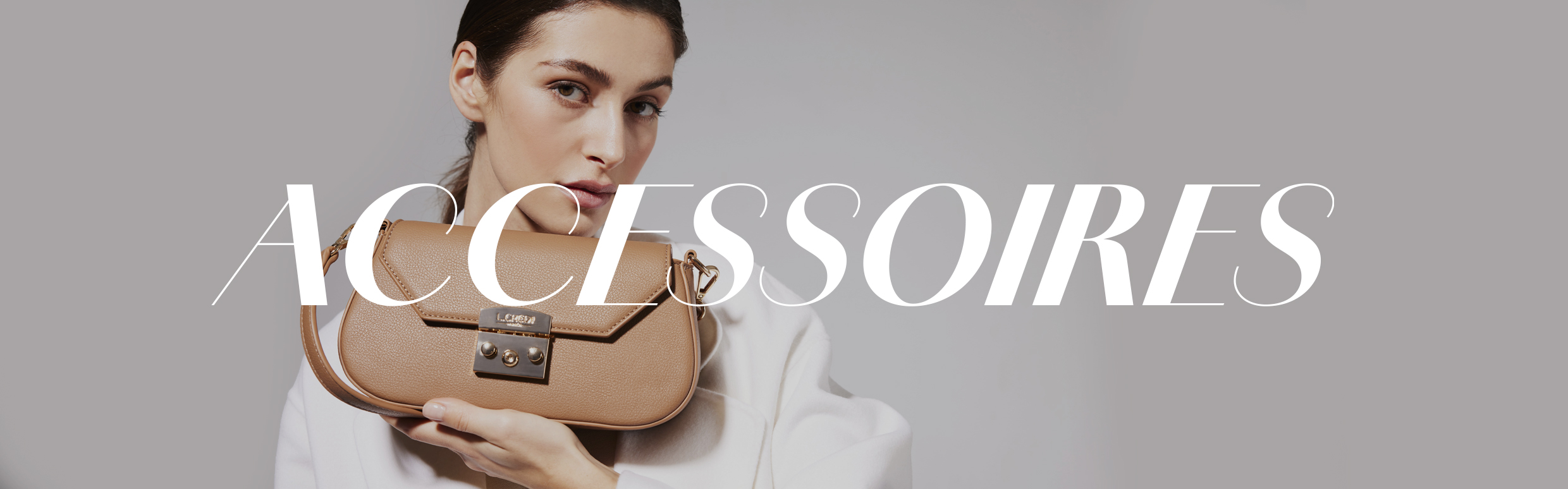 Eine Frau hält eine Handtasche als Accessoire in der Hand
