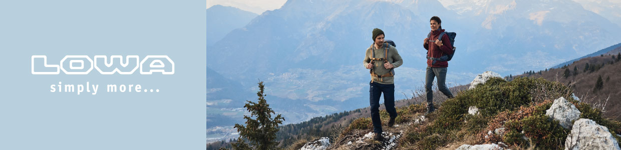 Frau und Mann wandernd auf Berg mit Lowa Schuhen