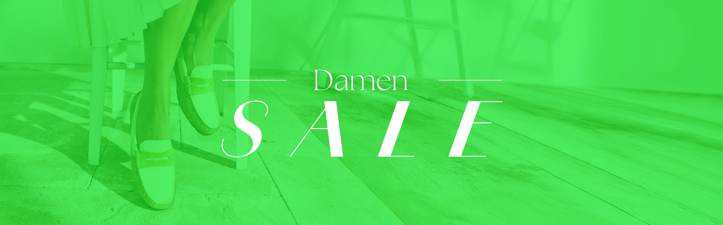 Schriftzug Damen Sale und im Hintergrund trägt eine Frau Damenhalbschuhe