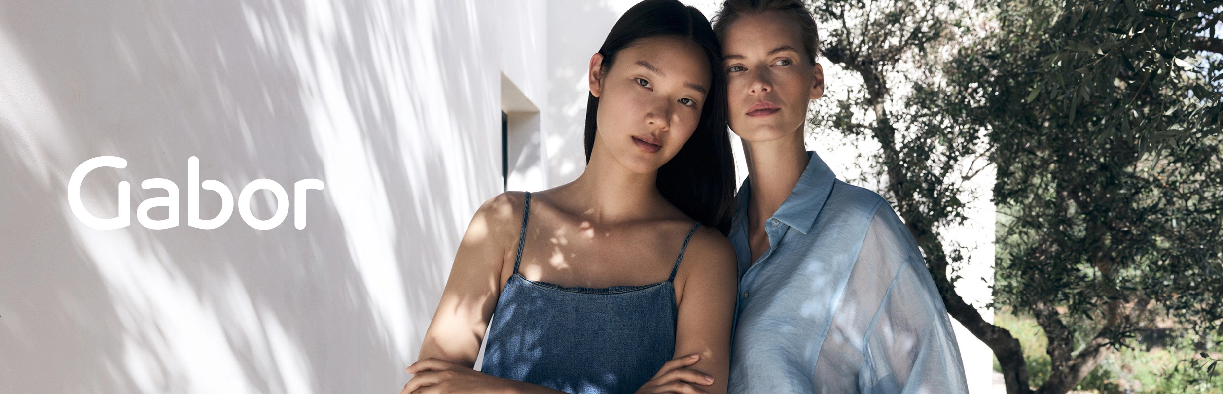 Gabor Logo und daneben sind 2 Frauen sommerlich gekleidet
