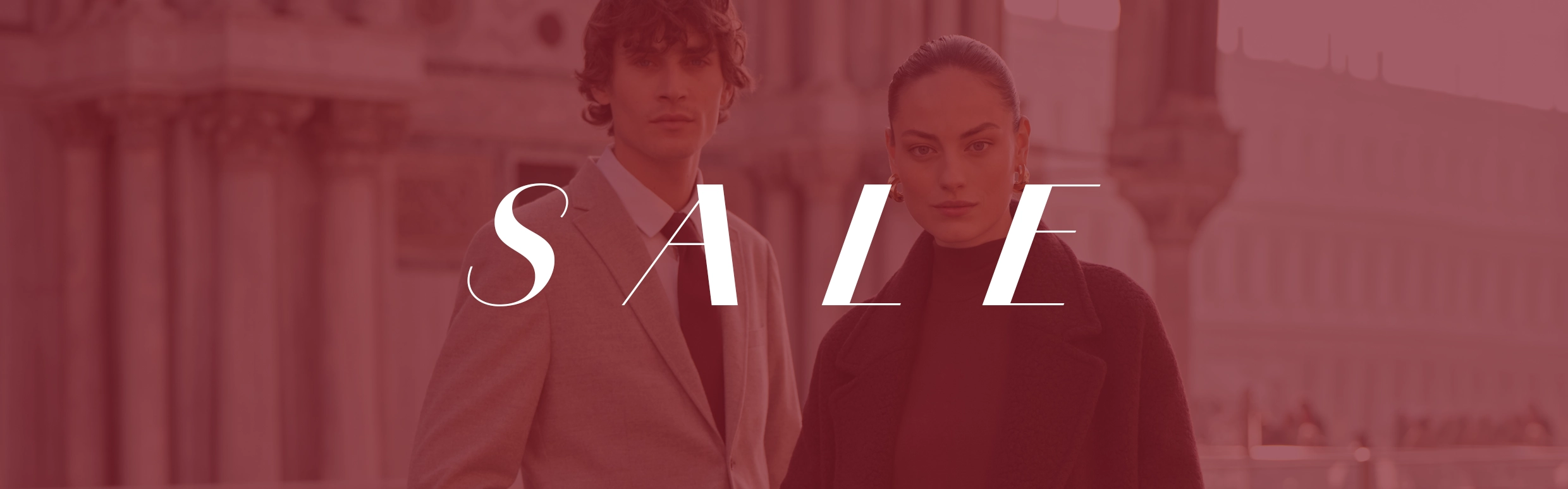 Schriftzug Sale und im Hintergrund Mann und Frau