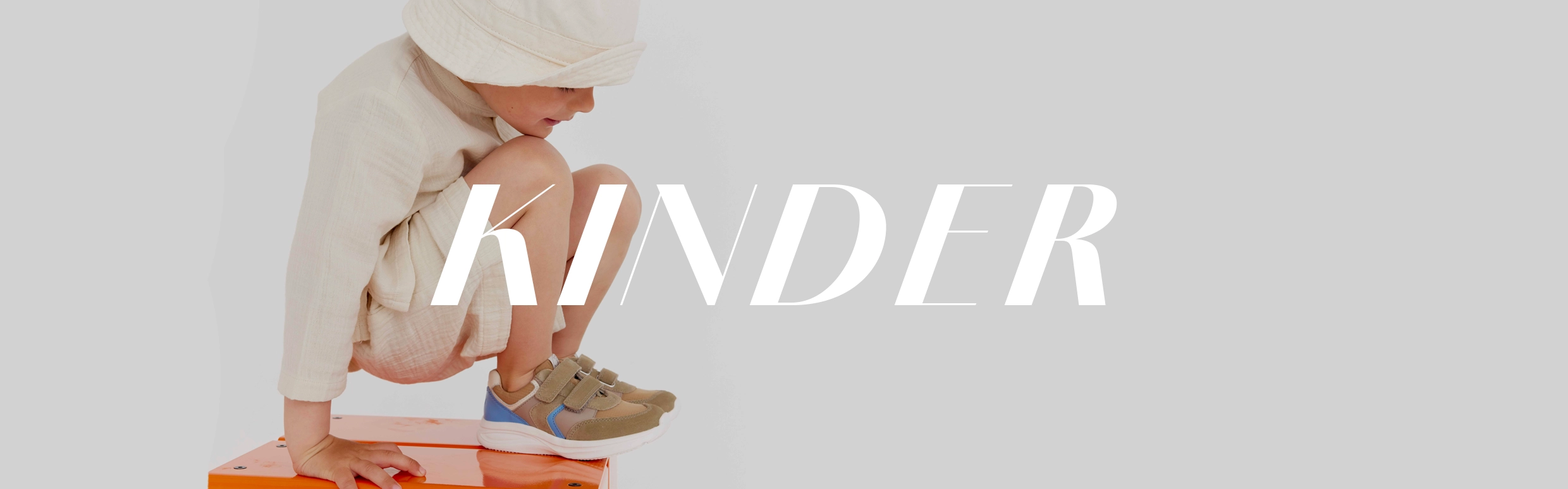 Kind trägt Sneaker