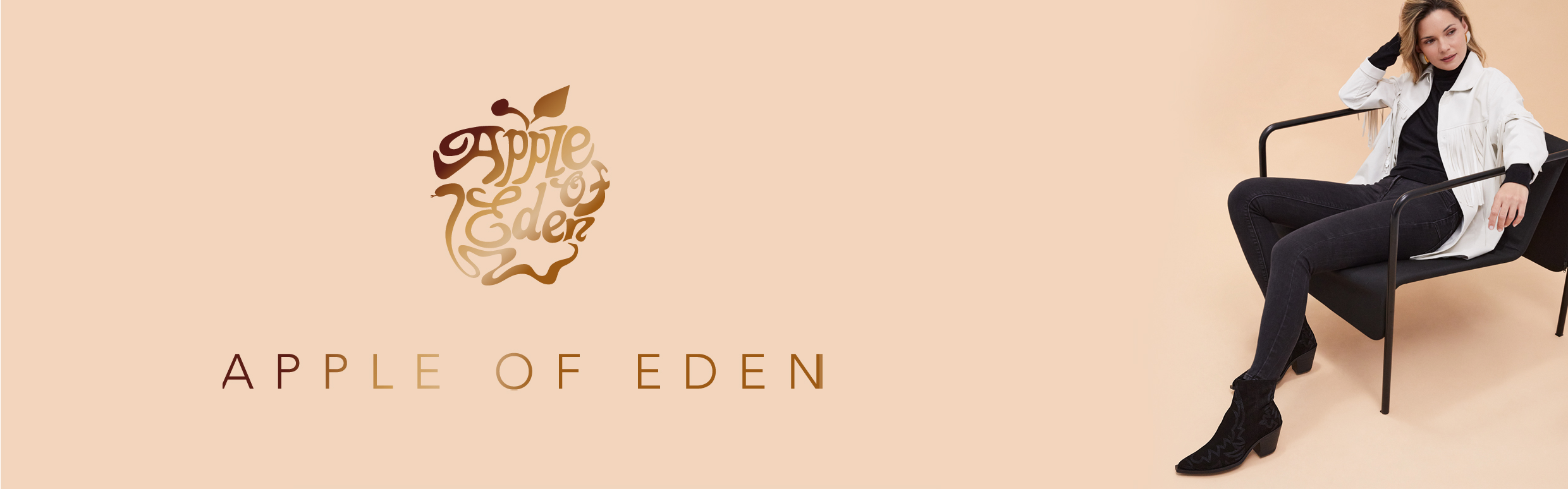 Eine Frau sitzt lässig im Stuhl und trägt Boots von Apple of Eden