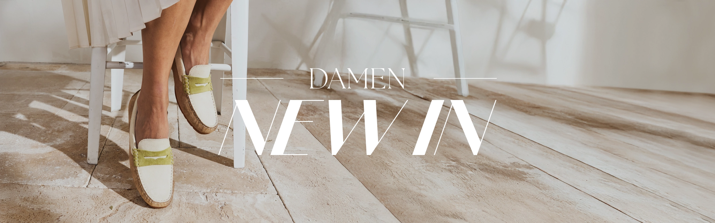 Schriftzug Damen New in im Hintergrund sitzt eine Frau und trägt Damenhalbschuhe