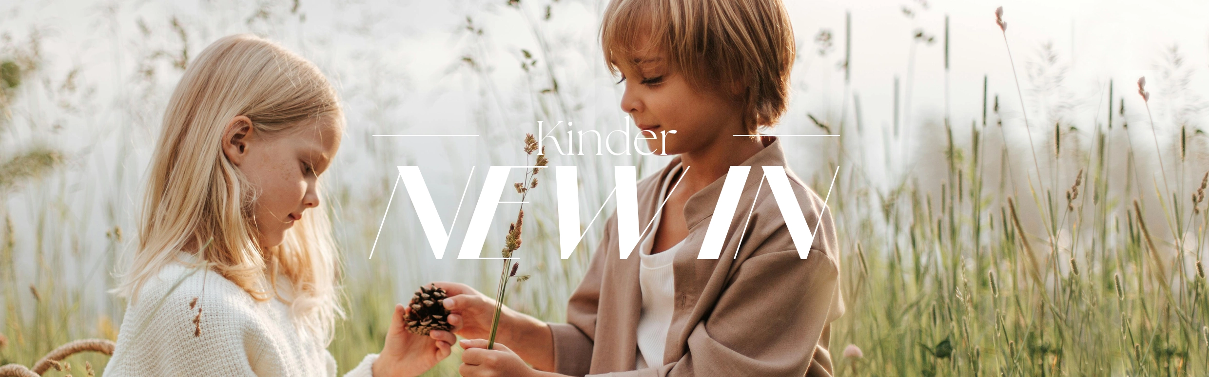 Schriftzug NEW IN im Hintergrund Kinder